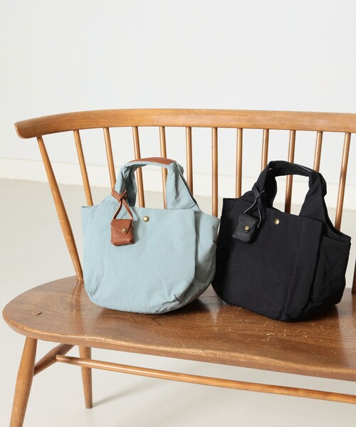 Ray BEAMS(レイビームス)の「toleur / コットン ナイロン ミニトートバッグ(トートバッグ・レディース・ブラック/ライトブルー・ONE SIZE)」の12枚目の写真
