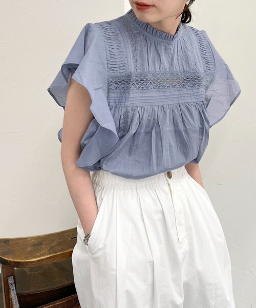 fredy emue（フレディエミュ）の「ピンタックレースラッフルブラウス（シャツ/ブラウス・レディース・オフホワイト/グレイッシュブルー/ブラック・38）」の3枚目の写真