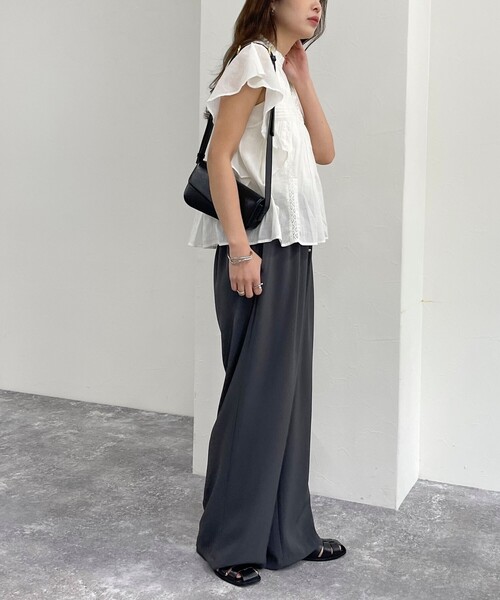 fredy emue（フレディエミュ）の「ピンタックレースラッフルブラウス（シャツ/ブラウス・レディース・オフホワイト/グレイッシュブルー/ブラック・38）」の8枚目の写真