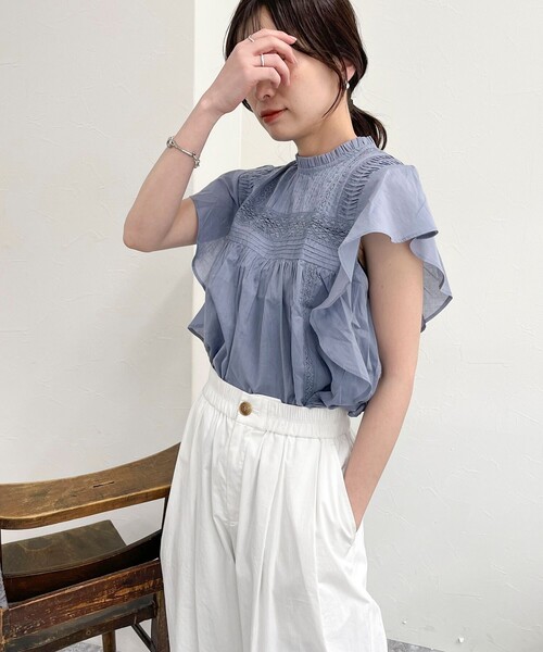 fredy emue（フレディエミュ）の「ピンタックレースラッフルブラウス（シャツ/ブラウス・レディース・オフホワイト/グレイッシュブルー/ブラック・38）」の20枚目の写真
