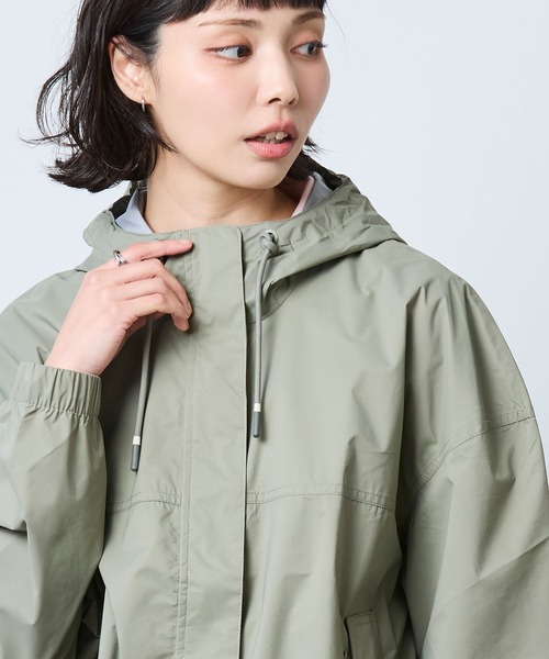 L.L.Bean(エルエルビーン)の「ワーフ・ストリート・レイン・ジャケット 米国フィット・プチ(ナイロンジャケット・レディース・ターコイズブルー/オレンジ/イエロー/グリーン系・SMALL/MEDIUM/LARGE)」の5枚目の写真