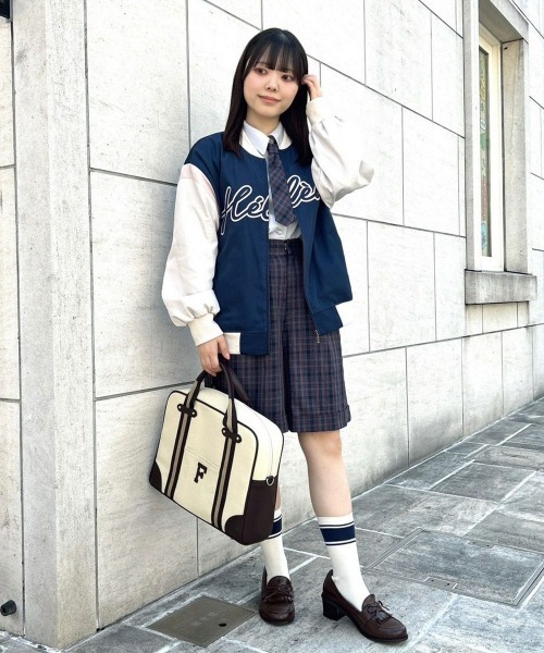 F i.n.t（フィント）の「ラインテープ使いボストンバッグ/fint（ボストンバッグ・レディース・グレー/ベージュ・FREE）」の4枚目の写真