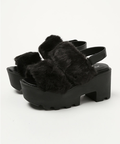 one after another NICE CLAUP（ワンアフターアナザーナイスクラップ）の「【ar12月号掲載 ナイスクラップ】ファー厚底サンダル②（サンダル・レディース・オフホワイト/ブラック・LARGE/MEDIUM/SMALL）」の2枚目の写真
