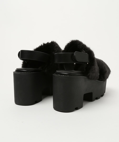 one after another NICE CLAUP（ワンアフターアナザーナイスクラップ）の「【ar12月号掲載 ナイスクラップ】ファー厚底サンダル②（サンダル・レディース・オフホワイト/ブラック・LARGE/MEDIUM/SMALL）」の5枚目の写真