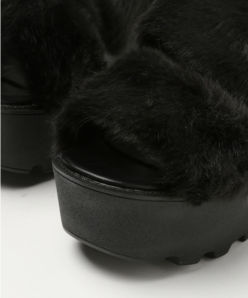 one after another NICE CLAUP（ワンアフターアナザーナイスクラップ）の「【ar12月号掲載 ナイスクラップ】ファー厚底サンダル②（サンダル・レディース・オフホワイト/ブラック・LARGE/MEDIUM/SMALL）」の6枚目の写真