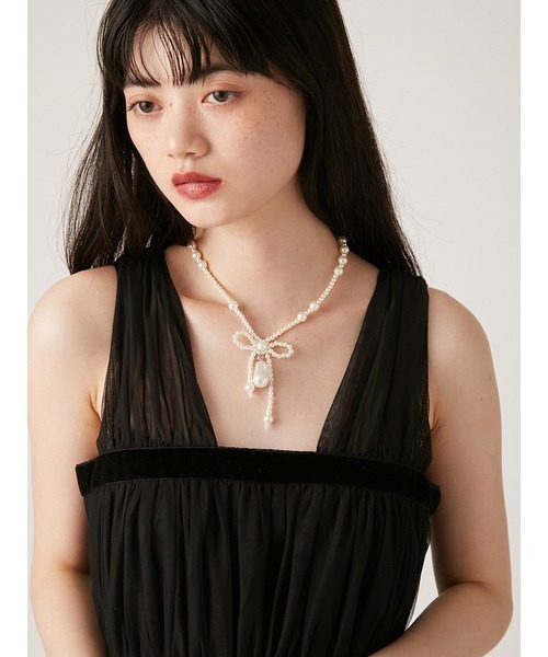 LILY BROWN（リリーブラウン）の「パールリボンネックレス（ネックレス・レディース・ホワイト・FREE）」の2枚目の写真