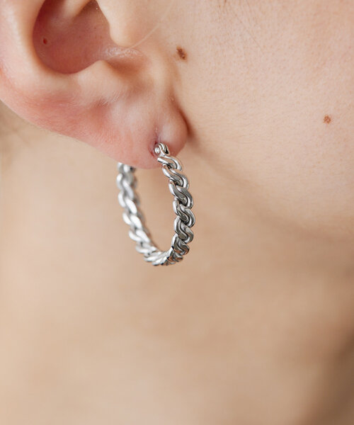 ear PAPILLONNER(イアパピヨネ)の「《金属アレルギー対応/ステンレス》キャッチレス仕様/ダブルチェーンフープピアス(ピアス(両耳用)・レディース・シルバー/ゴールド・FREE)」の6枚目の写真