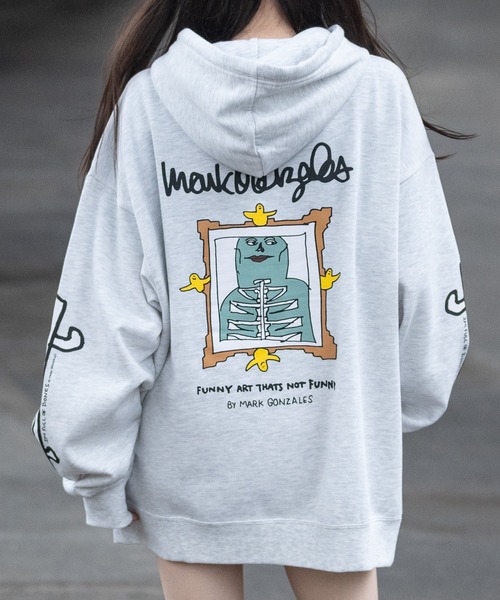 Mark Gonzales(マーク・ゴンザレス)の「【ba】JOHN'S CLOSET別注 〔MARK GONZALES ARTWORK COLLECTION / マーク ゴンザレス〕アソートアート プリント ビッグシルエット パーカー(パーカー・メンズ・ホワイト系1/ホワイト系2/ブラック系1/ブラック系2/ライトグレー系1/ライトグレー系2・MEDIUM/LARGE)」の6枚目の写真