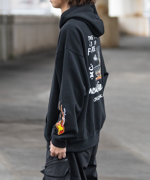 Mark Gonzales(マーク・ゴンザレス)の「【ba】JOHN'S CLOSET別注 〔MARK GONZALES ARTWORK COLLECTION / マーク ゴンザレス〕アソートアート プリント ビッグシルエット パーカー(パーカー・メンズ・ホワイト系1/ホワイト系2/ブラック系1/ブラック系2/ライトグレー系1/ライトグレー系2・MEDIUM/LARGE)」の20枚目の写真