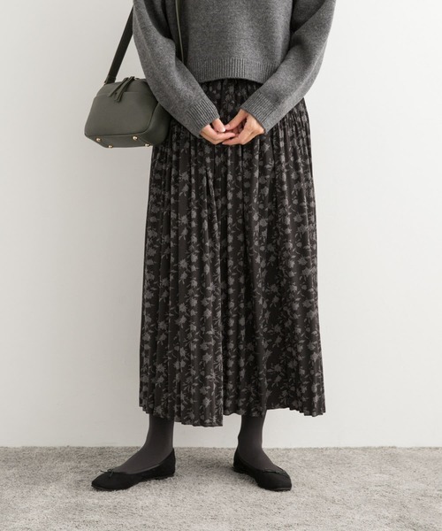 URBAN RESEARCH DOORS(アーバンリサーチドアーズ)の「フラワープリントプリーツスカート(スカート・レディース・チャコールグレー/グリーン・MEDIUM)」の3枚目の写真