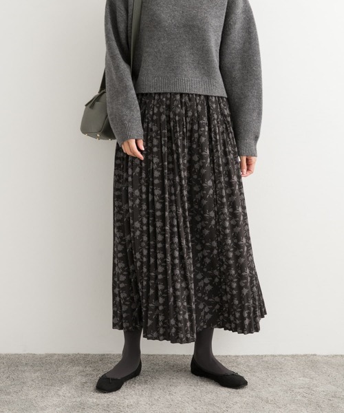 URBAN RESEARCH DOORS(アーバンリサーチドアーズ)の「フラワープリントプリーツスカート(スカート・レディース・チャコールグレー/グリーン・MEDIUM)」の4枚目の写真