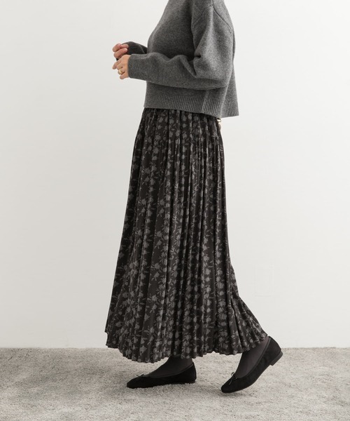 URBAN RESEARCH DOORS(アーバンリサーチドアーズ)の「フラワープリントプリーツスカート(スカート・レディース・チャコールグレー/グリーン・MEDIUM)」の7枚目の写真