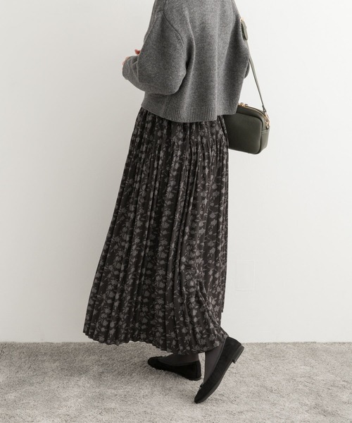 URBAN RESEARCH DOORS(アーバンリサーチドアーズ)の「フラワープリントプリーツスカート(スカート・レディース・チャコールグレー/グリーン・MEDIUM)」の8枚目の写真
