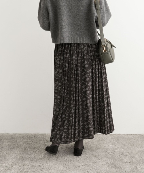 URBAN RESEARCH DOORS(アーバンリサーチドアーズ)の「フラワープリントプリーツスカート(スカート・レディース・チャコールグレー/グリーン・MEDIUM)」の9枚目の写真