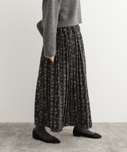 URBAN RESEARCH DOORS(アーバンリサーチドアーズ)の「フラワープリントプリーツスカート(スカート・レディース・チャコールグレー/グリーン・MEDIUM)」の10枚目の写真