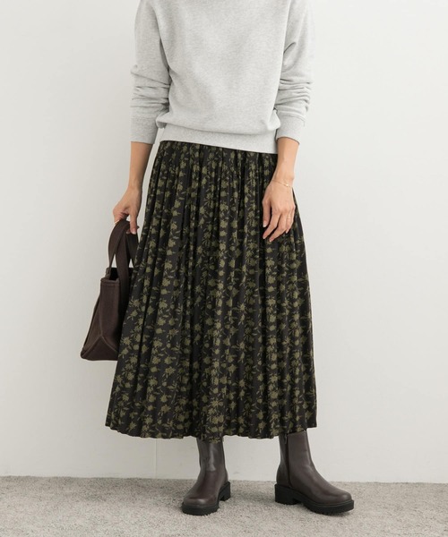 URBAN RESEARCH DOORS(アーバンリサーチドアーズ)の「フラワープリントプリーツスカート(スカート・レディース・チャコールグレー/グリーン・MEDIUM)」の17枚目の写真