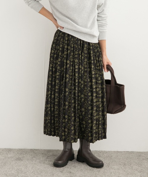 URBAN RESEARCH DOORS(アーバンリサーチドアーズ)の「フラワープリントプリーツスカート(スカート・レディース・チャコールグレー/グリーン・MEDIUM)」の20枚目の写真