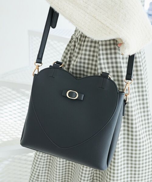 MAJESTIC LEGON（マジェスティックレゴン）の「ハートリボンショルダーバッグ（ショルダーバッグ・レディース・ブラック/レッド/グレイッシュベージュ・FREE）」の2枚目の写真