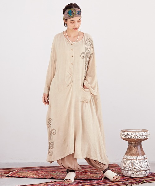 チャイハネ（チャイハネ）の「【チャイハネ】メンヘンディ刺繍ワンピース（ワンピース・レディース・ベージュ/ホワイト/ブラック・FREE）」の3枚目の写真