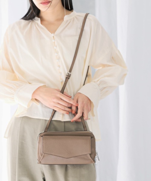 URBAN RESEARCH ROSSO WOMEN(アーバンリサーチ ロッソ)の「スリムショルダーバッグ(ショルダーバッグ・レディース・ブラック/ベージュ系その他/シルバー・-)」の1枚目の写真