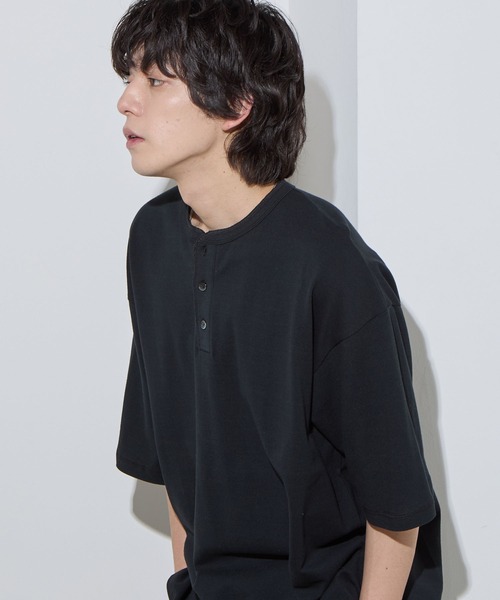 SLICK（スリック）の「【SLICK/スリック】40/2 Moss Stitch Henley Neck T-Shirt / 鹿の子ヘンリーネックTシャツ /オーバーサイズ シルエット（Tシャツ/カットソー・メンズ・チャコールグレー/ブラック/キナリ・1/2/3）」の2枚目の写真
