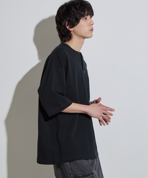 SLICK（スリック）の「【SLICK/スリック】40/2 Moss Stitch Henley Neck T-Shirt / 鹿の子ヘンリーネックTシャツ /オーバーサイズ シルエット（Tシャツ/カットソー・メンズ・チャコールグレー/ブラック/キナリ・1/2/3）」の13枚目の写真
