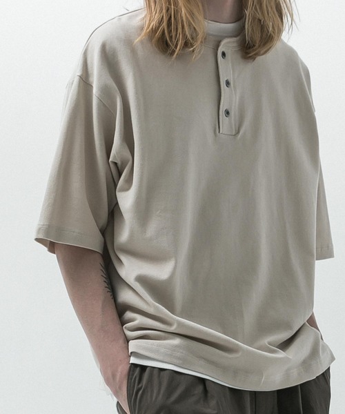 SLICK（スリック）の「【SLICK/スリック】40/2 Moss Stitch Henley Neck T-Shirt / 鹿の子ヘンリーネックTシャツ /オーバーサイズ シルエット（Tシャツ/カットソー・メンズ・チャコールグレー/ブラック/キナリ・1/2/3）」の5枚目の写真