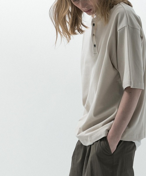 SLICK（スリック）の「【SLICK/スリック】40/2 Moss Stitch Henley Neck T-Shirt / 鹿の子ヘンリーネックTシャツ /オーバーサイズ シルエット（Tシャツ/カットソー・メンズ・チャコールグレー/ブラック/キナリ・1/2/3）」の6枚目の写真