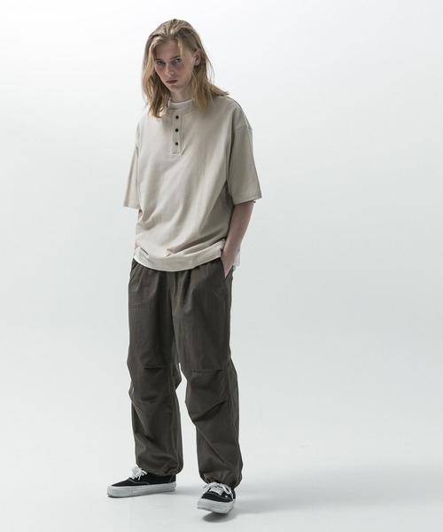 SLICK（スリック）の「【SLICK/スリック】40/2 Moss Stitch Henley Neck T-Shirt / 鹿の子ヘンリーネックTシャツ /オーバーサイズ シルエット（Tシャツ/カットソー・メンズ・チャコールグレー/ブラック/キナリ・1/2/3）」の9枚目の写真