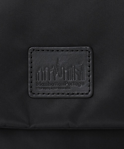 Manhattan Portage BLACK LABEL（マンハッタンポーテージ　ブラックレーベル）の「IRVING MESSENGER BAG (LG) W/ TWILL BINDING（メッセンジャーバッグ・メンズ・ブラック・SMALL）」の4枚目の写真
