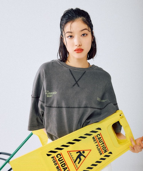 LEPSIM(レプシィム)の「バックロゴフットボールT 455617(Tシャツ/カットソー・レディース・ブラック/オフホワイト/イエロー・FREE)」の6枚目の写真