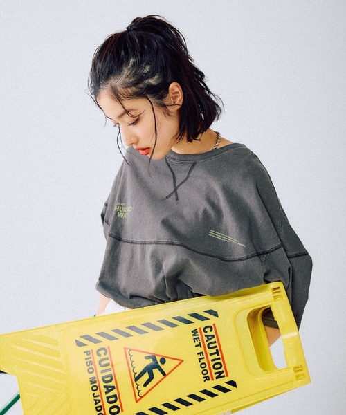 LEPSIM(レプシィム)の「バックロゴフットボールT 455617(Tシャツ/カットソー・レディース・ブラック/オフホワイト/イエロー・FREE)」の7枚目の写真