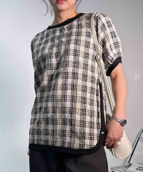 AS KNOW AS plus(アズノゥアズプラス)の「●裾マルっと サイドボタンリブ半袖プルオーバー(Tシャツ/カットソー・レディース・ブラック系/ブルー系/オフホワイト/ホワイト系/ブラック/ブルー系1/ブラック系2/ブルー系2/ホワイト系2・FREE)」の1枚目の写真