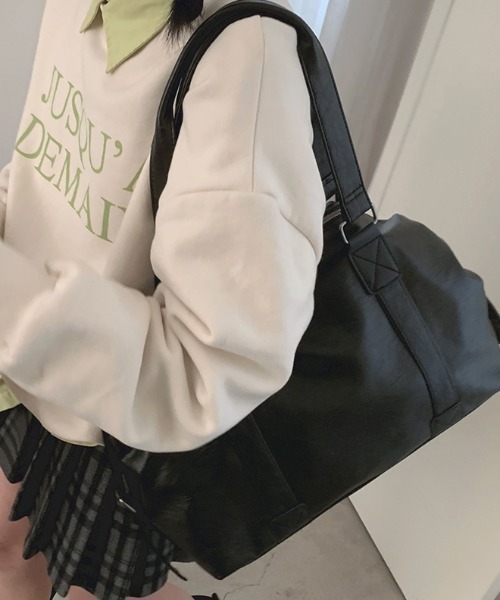 gossip!ロサンゼルス(ゴシップロサンゼルス)の「Y2K ショルダー付き トラベルバッグ 【2WAY】大容量 《通勤・通学に!》(ショルダーバッグ・レディース・ブラック/オフホワイト・FREE)」の10枚目の写真