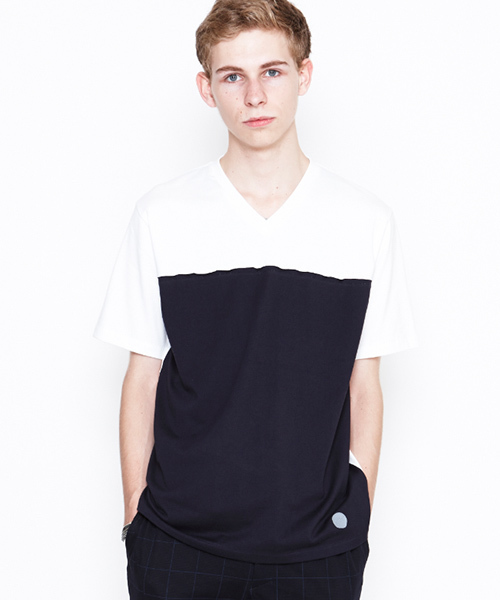 NUMBER (N)INE(ナンバーナイン)の「2トーンVネックTシャツ(Tシャツ/カットソー・メンズ・ブラック系その他2/ネイビー/ブラック系その他/ホワイト×ネイビー・4/3/2)」の2枚目の写真