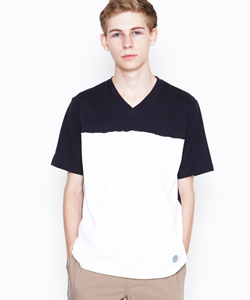 NUMBER (N)INE(ナンバーナイン)の「2トーンVネックTシャツ(Tシャツ/カットソー・メンズ・ブラック系その他2/ネイビー/ブラック系その他/ホワイト×ネイビー・4/3/2)」の4枚目の写真