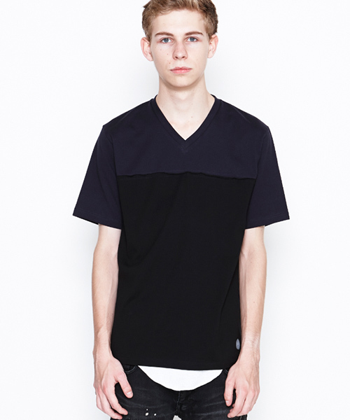 NUMBER (N)INE(ナンバーナイン)の「2トーンVネックTシャツ(Tシャツ/カットソー・メンズ・ブラック系その他2/ネイビー/ブラック系その他/ホワイト×ネイビー・4/3/2)」の3枚目の写真