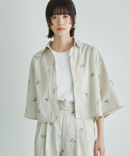 Settimissimo（セッティミッシモ）の「タフタフラワー刺繍ハーフスリーブブラウス（シャツ/ブラウス・レディース・アイボリー/ブラック・FREE）」の3枚目の写真