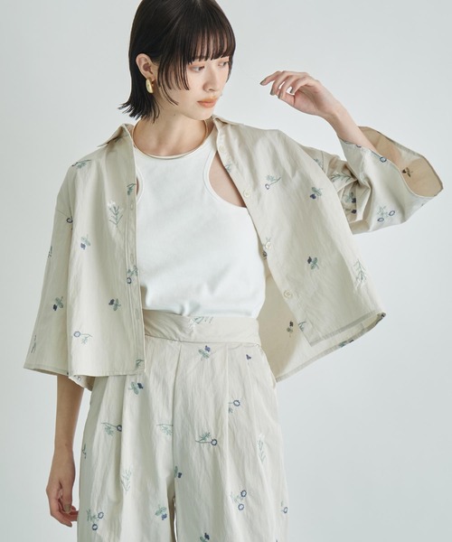 Settimissimo（セッティミッシモ）の「タフタフラワー刺繍ハーフスリーブブラウス（シャツ/ブラウス・レディース・アイボリー/ブラック・FREE）」の4枚目の写真