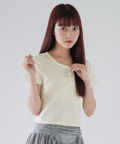 Uenui(ウニュイ)の「【 cunii 】 タイニー フローラル ヘンリー ティー(Tシャツ/カットソー・レディース・ベージュ・FREE)」の1枚目の写真