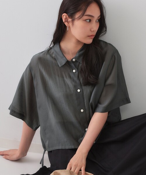 OPAQUE.CLIP（オペークドットクリップ）の「裾ドロストシアーショートシャツ【洗濯機洗い可】（シャツ/ブラウス・レディース・オレンジ/ダークブラウン/チャコールグレー・42/38/40）」の2枚目の写真