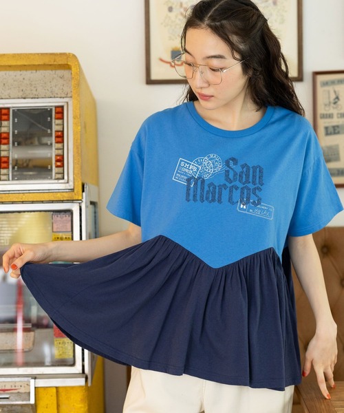 niko and...(ニコアンド)の「フレアヘムプリントTシャツ(Tシャツ/カットソー・レディース・チャコール/レッド/オフホワイト/ブルー・LARGE/MEDIUM)」の1枚目の写真