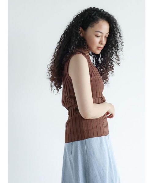 FIKA.(フィーカ)の「Wide rib sleeveless pullover(ニット/セーター・レディース・ライム/ダークブラウン/ベージュ/ネイビー・MEDIUM)」の14枚目の写真