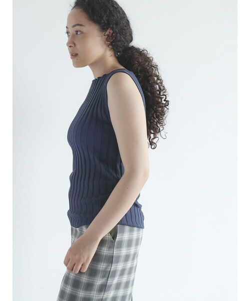 FIKA.(フィーカ)の「Wide rib sleeveless pullover(ニット/セーター・レディース・ライム/ダークブラウン/ベージュ/ネイビー・MEDIUM)」の20枚目の写真