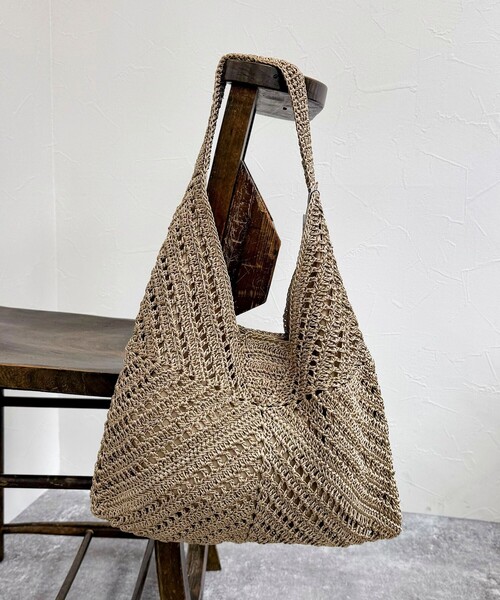 fredy emue(フレディエミュ)の「コード編みトライアングルトートバッグ(かごバッグ・レディース・ベージュ/ブラック・FREE)」の2枚目の写真