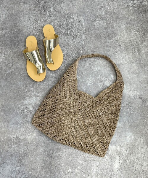 fredy emue(フレディエミュ)の「コード編みトライアングルトートバッグ(かごバッグ・レディース・ベージュ/ブラック・FREE)」の3枚目の写真