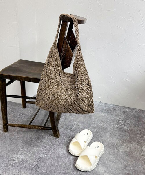 fredy emue(フレディエミュ)の「コード編みトライアングルトートバッグ(かごバッグ・レディース・ベージュ/ブラック・FREE)」の4枚目の写真