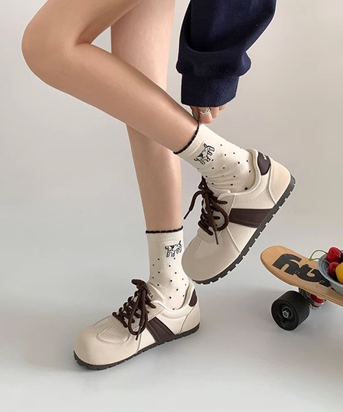 shoes365(シューズスリーシックスファイヴ)の「【SHOES 365】薄底スニーカー フラットシューズ(スニーカー・レディース・ベージュ/ブラック/チョコ・22.5cm/23.5cm/24.5cm/23.0cm/24.0cm/25.0cm)」の2枚目の写真
