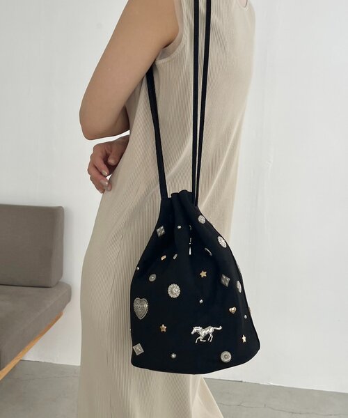 CAPRICIEUX LE'MAGE（カプリシューレマージュ）の「マルチモチーフスエード巾着バッグ（ショルダーバッグ・レディース・ブラック/ブラウン・FREE）」の2枚目の写真