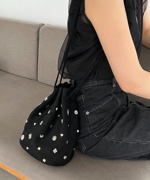 CAPRICIEUX LE'MAGE（カプリシューレマージュ）の「マルチモチーフスエード巾着バッグ（ショルダーバッグ・レディース・ブラック/ブラウン・FREE）」の3枚目の写真